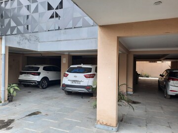 Parking in 2 BHK Builder Floor at Spire Wood, Sector 46 – for Rent