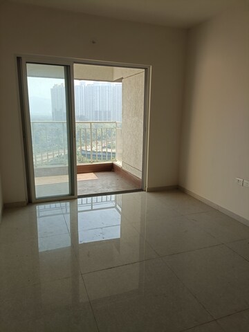 Room in 2 BHK Apartment at Lodha Amara, Kolshet Road – for Sale