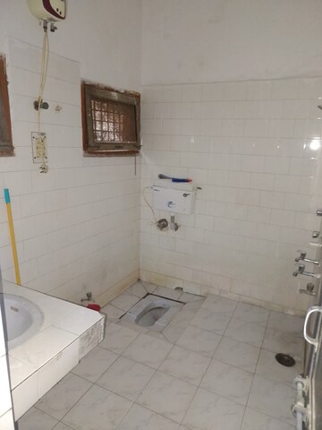 Master Bedroom in 2 BHK Independent House at Gomti Nagar – for Rent