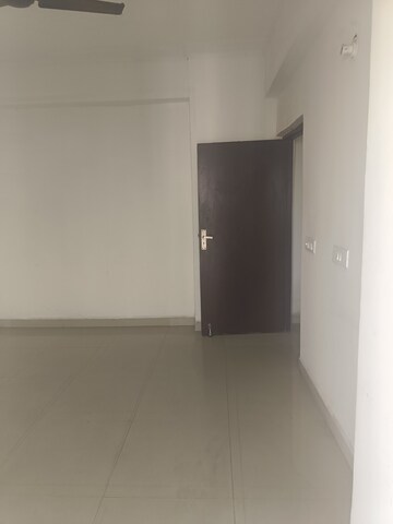 Room in 2 BHK Apartment at Amrapali Silicon City, Sector 76 – for Rent