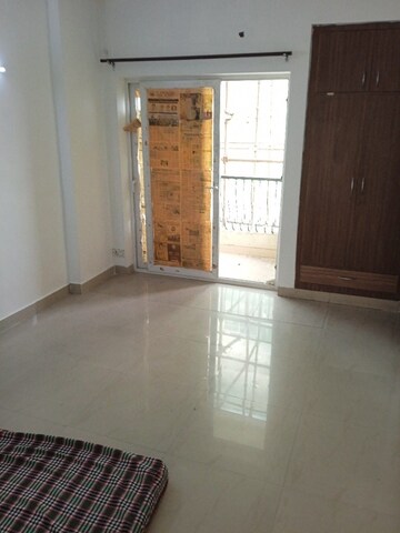 Room in 3 BHK Apartment at Amrapali Silicon City, Sector 76 – for Rent