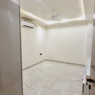 Room in 3 BHK Apartment at Sector 63a – for Rent