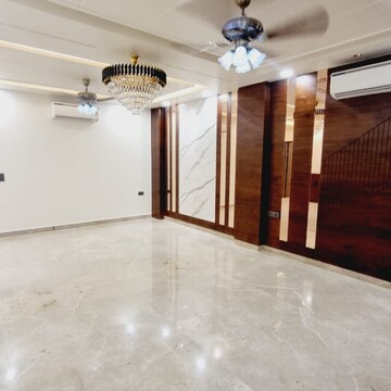 Room in 3 BHK Apartment at Sector 63a – for Rent