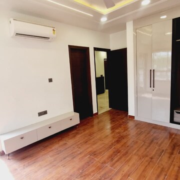 Room in 3 BHK Apartment at Sector 63a – for Rent