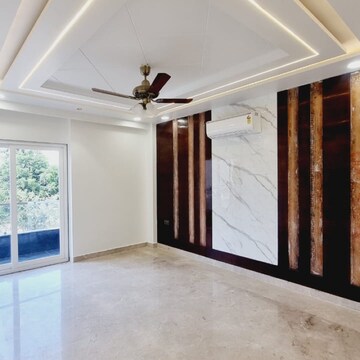 Living Room in 3 BHK Apartment at Sector 63a – for Rent