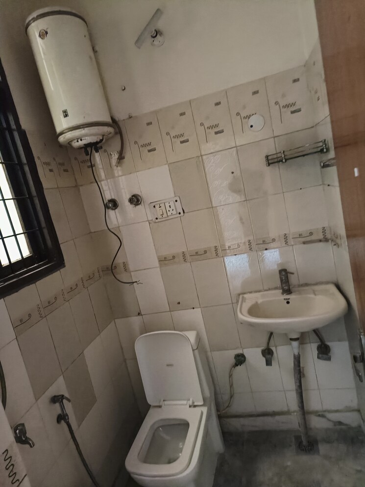 Bathroom, sector 43 2 Bedroom 270 Sq.Yd. Builder Floor In Sector 43 Faridabad 8098713