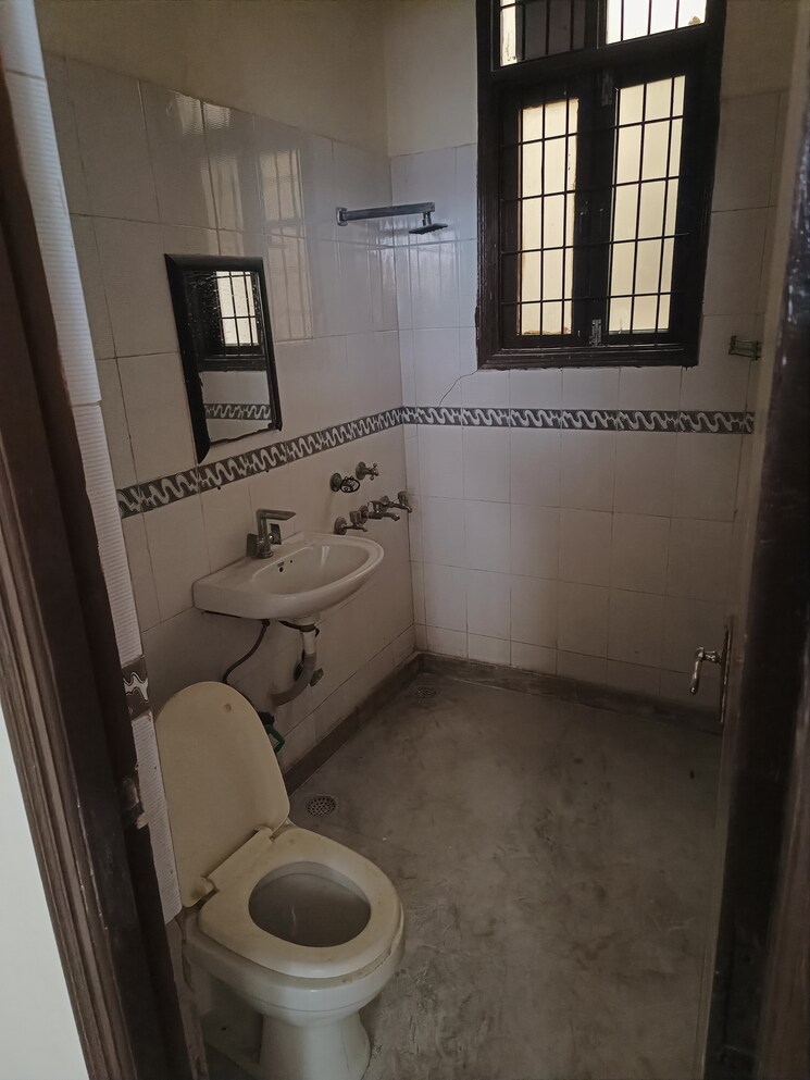 Bathroom, sector 43 2 Bedroom 270 Sq.Yd. Builder Floor In Sector 43 Faridabad 8098713