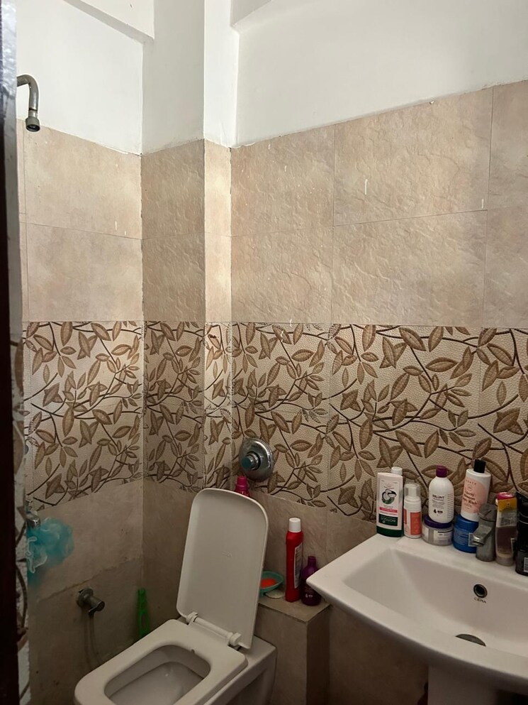 Bathroom, peer mucchalla 3 Bedroom 900 Sq.Ft. Builder Floor In Peer Mucchalla Zirakpur 8098917