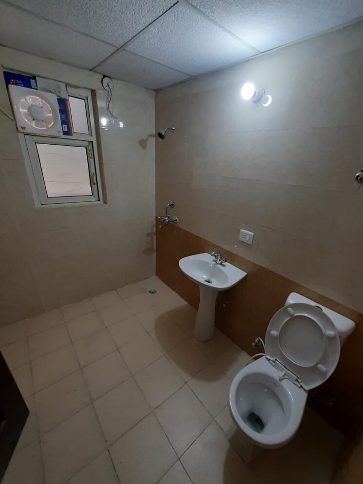 Bathroom, aims-golf-city 3.5 Bedroom 1550 Sq.Ft. Apartment In Sector 75 Noida 8098985
