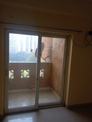 Room in 2.5 BHK Apartment at Aims Golf City, Sector 75 – for Rent