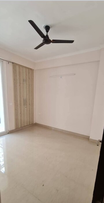 Room in 3 BHK Apartment at Amrapali Golf Homes, Sector 4, Greater Noida – for Rent