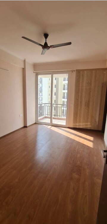 Room in 3 BHK Apartment at Amrapali Golf Homes, Sector 4, Greater Noida – for Rent