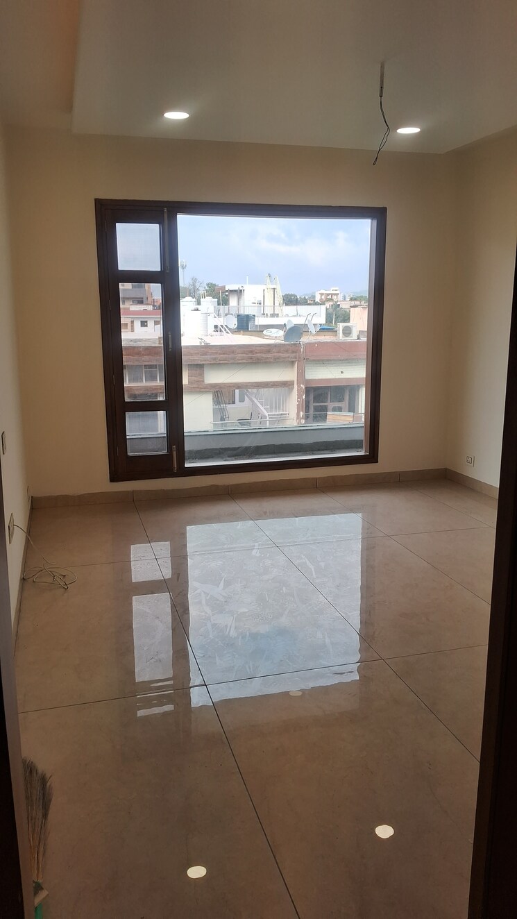 Room, sector 7 3 Bedroom 1800 Sq.Ft. Builder Floor In Sector 7 Panchkula 8099428