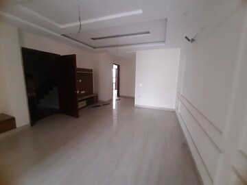 Room in 3 BHK Apartment at BPTP Discovery Park, Sector 80 – for Rent