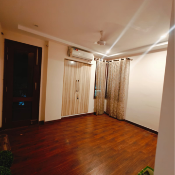 Room in 3 BHK Builder Floor at Greater Kailash Part 3 – for Rent