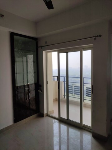 Room in 3 BHK Apartment at Nimbus Express Park View - II, Chi V Greater Noida – for Rent