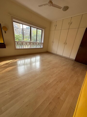 Room in 4 BHK Apartment at Girgaon – for Rent