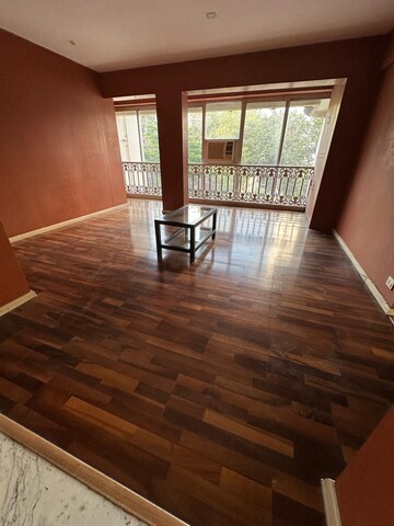Room in 4 BHK Apartment at Girgaon – for Rent
