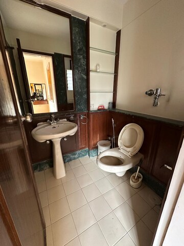 Team Area in 4 BHK Apartment at Girgaon – for Rent
