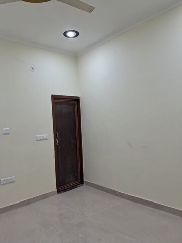 Room in 2 BHK Builder Floor at Gomti Nagar – for Rent