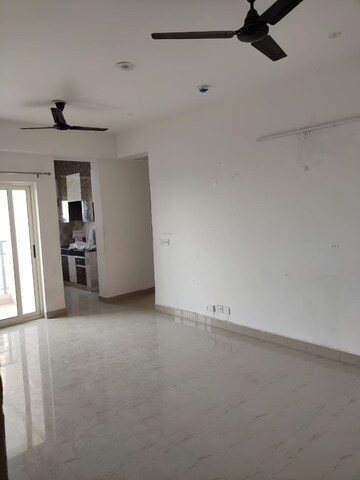 Room in 2 BHK Apartment at Nimbus Express Park View, Chi V Greater Noida – for Rent