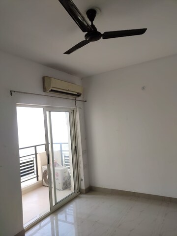 Room in 2 BHK Apartment at Nimbus Express Park View, Chi V Greater Noida – for Rent