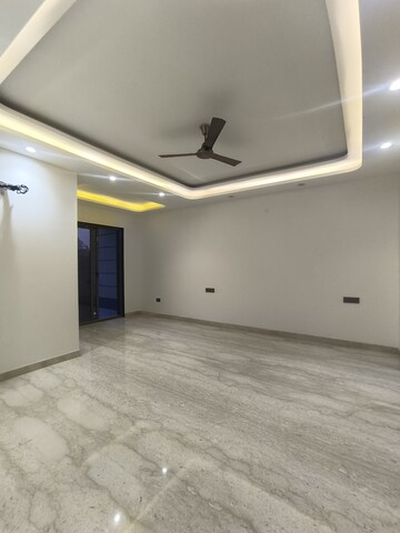 Room in 4 BHK Builder Floor at Srishti Greenfield Homes, Green Fields Colony – for Rent
