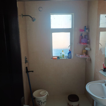 Bathroom in 3.5 BHK Apartment at Amrapali Princely Estate, Sector 76 – for Rent