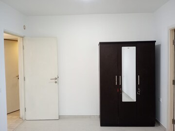 Room in 3 BHK Apartment at Hiranandani Eagleridge Wing A, Ghodbunder Road – for Rent