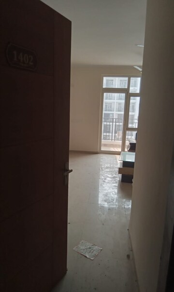 Room in 3 BHK Apartment at Omaxe Waterscapes, Gomti Nagar – for Rent