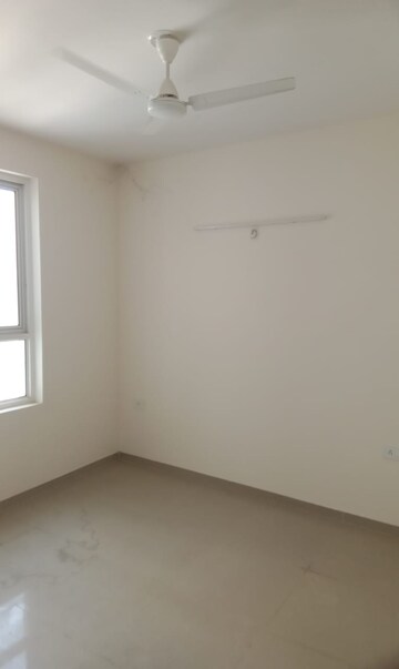 Room in 3 BHK Apartment at Omaxe Waterscapes, Gomti Nagar – for Rent