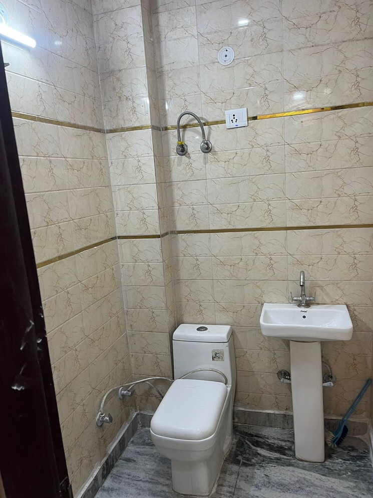 Bathroom, burari 2.5 Bedroom 50 Sq.Yd. Builder Floor In Burari Delhi 8100400