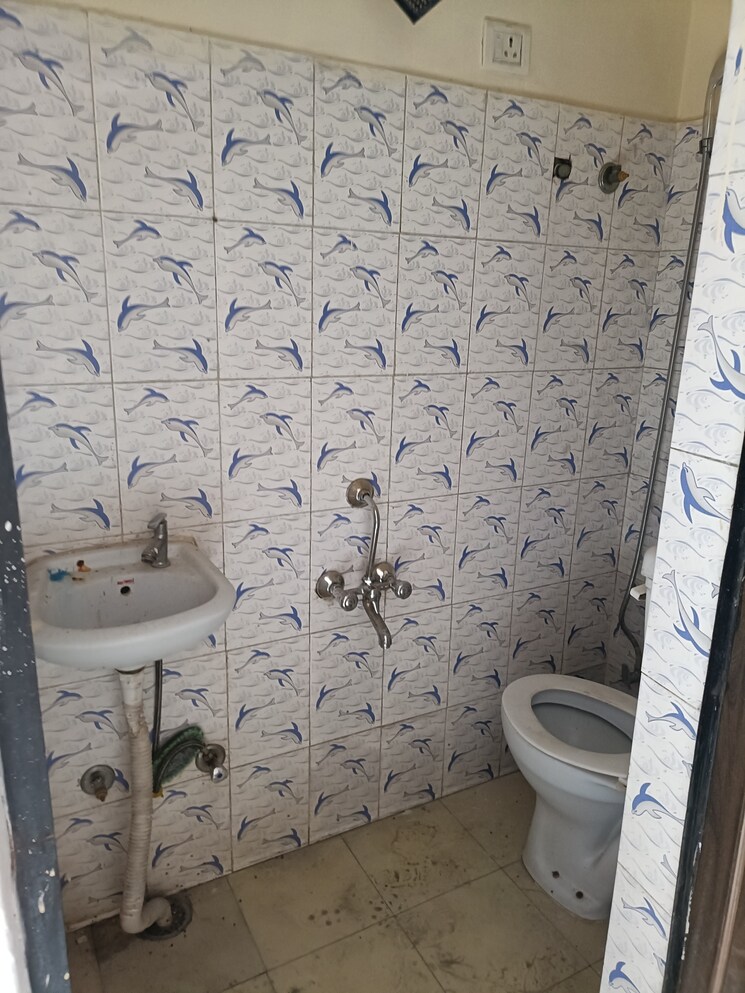 Bathroom, mehrauli 1 Bedroom 400 Sq.Ft. Apartment In Mehrauli Delhi 8100619