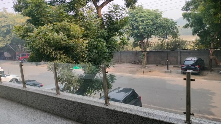 Swimming Pool, sector 30 4 Bedroom 300 Sq.Mt. Builder Floor In Sector 30 Noida 8100752