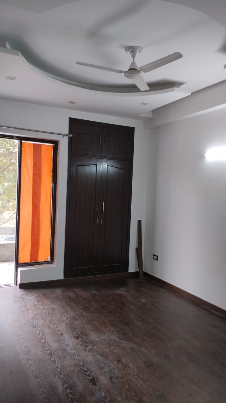 Room, sector 30 4 Bedroom 300 Sq.Mt. Builder Floor In Sector 30 Noida 8100752