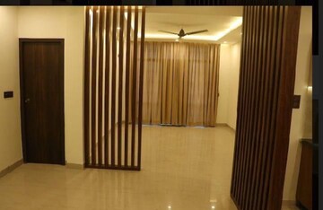 Room in 4 BHK Apartment at Parsvnath Royale Floors, Uattardhona – for Sale