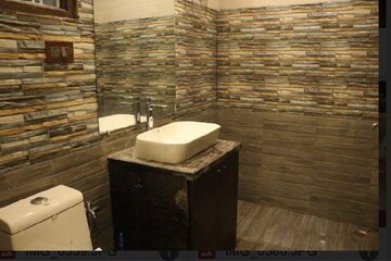 Bathroom in 4 BHK Apartment at Parsvnath Royale Floors, Uattardhona – for Sale