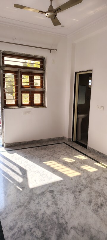 Furnished Amenities in 3 BHK Builder Floor at Sector 46 – for Rent