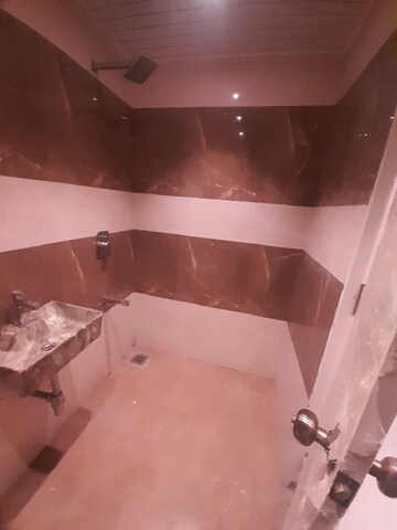 Team Area in 2 BHK Apartment at Khar West – for Rent