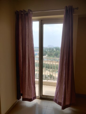 Room in 2 BHK Apartment at Wave Dream Homes, Wave City – for Rent
