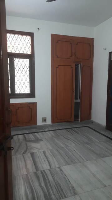 Room in 3 BHK Apartment at Sector 6, Dwarka – for Rent