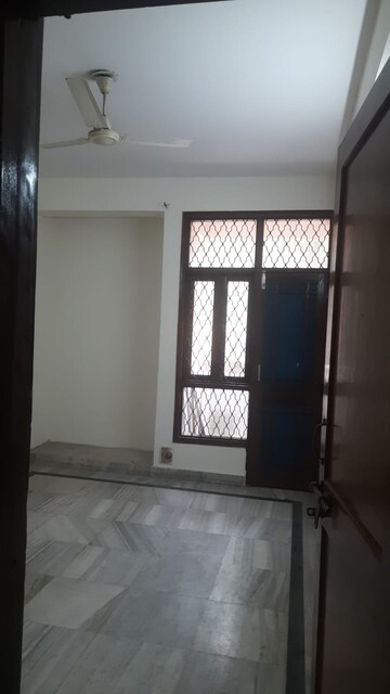 Room in 3 BHK Apartment at Sector 6, Dwarka – for Rent