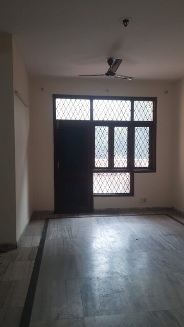 Room in 3 BHK Apartment at Sector 6, Dwarka – for Rent