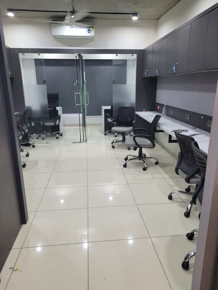 Team Area, sun-westbank Commercial Office Space 1200 Sq.Ft. In Navrangpura Ahmedabad 8090417