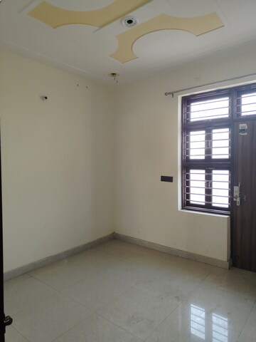 Room in 1.5 BHK Builder Floor at Sector 02 – for Rent
