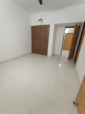Room in 2.5 BHK Apartment at Paschim Vihar – for Rent