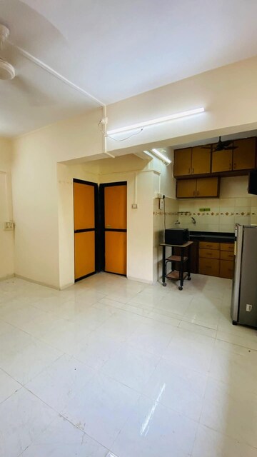 Room in Studio Apartment at Juhu Scheme, Juhu – for Rent