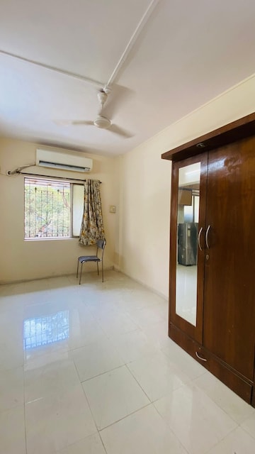 Room in Studio Apartment at Juhu Scheme, Juhu – for Rent