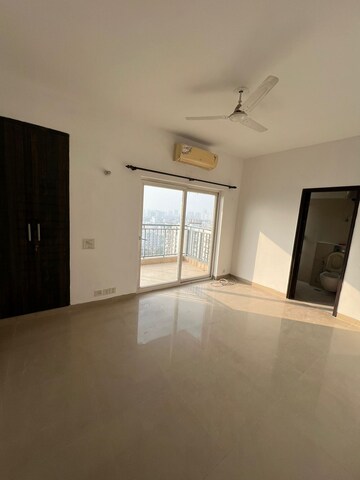 Room in 3.5 BHK Apartment at Spaze Privy, Sector 72 – for Rent