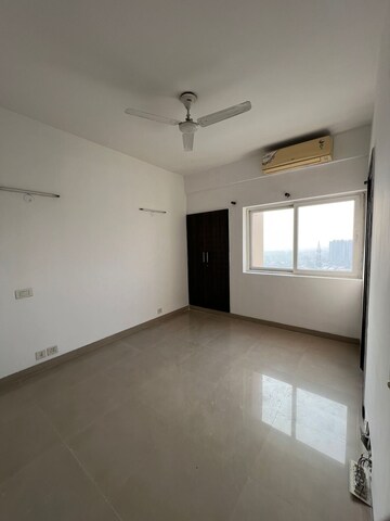 Room in 3.5 BHK Apartment at Spaze Privy, Sector 72 – for Rent